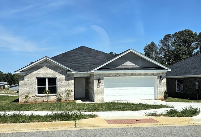 Primary Photo - 4 Bedrooms! 1st Month's Rent Free!!