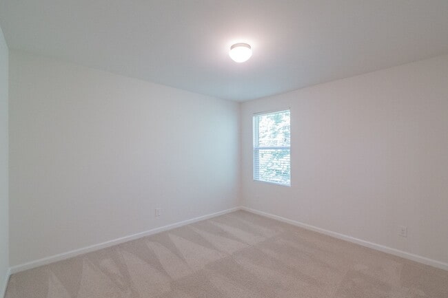 Building Photo - Freshly Renovated 4-Bedroom Home with Mode...