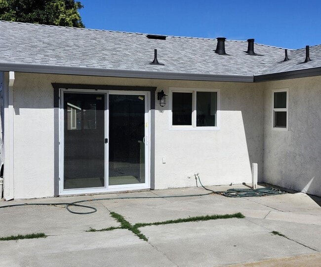 Building Photo - 3/2- Newly Renovated & Energy Efficient in...