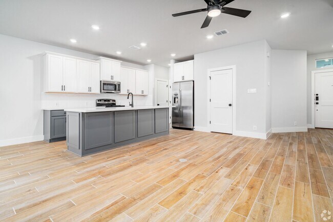 Building Photo - Luxury Townhome for Rent!!! The Florence Floor Plan! JULY SPECIAL! ? Get 2 Weeks FREE Rent when y...