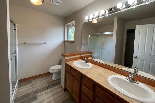 Building Photo - Nice Modern Townhouse Available Now!!