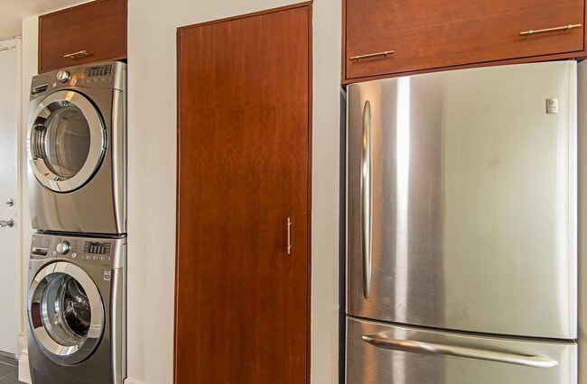 Building Photo - For Rent: 1-Bedroom Condo in Waikiki (24th...