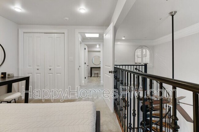 Building Photo - 377 King St