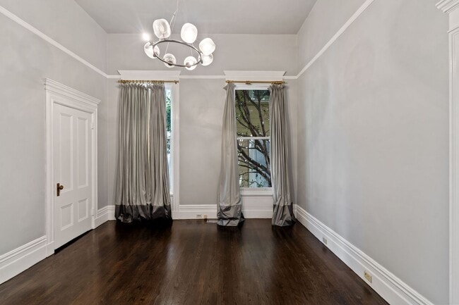 Building Photo - 2 Bed, 2 Bath Victorian Style Condo with M...