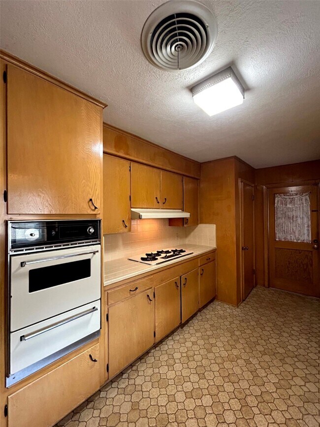 Building Photo - 1902 Gillette St