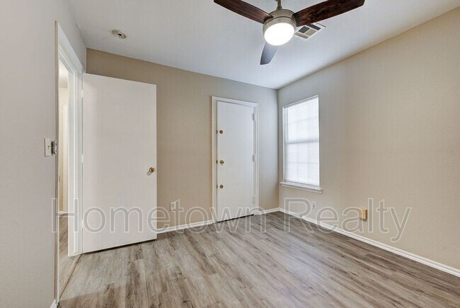 Building Photo - 1704 Tudor Dr