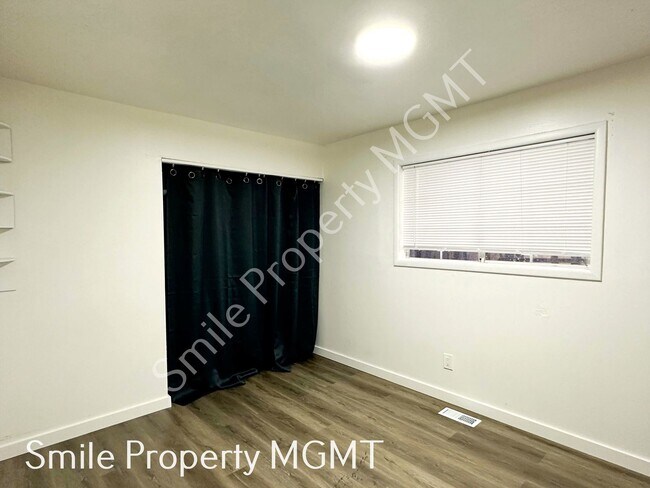 Building Photo - Comfortable Southeast Portland Living with Private Fenced Yards