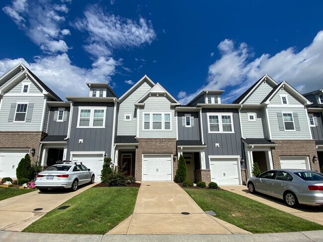 Building Photo - Beautiful Townhome at Manordale - LEASE TA...