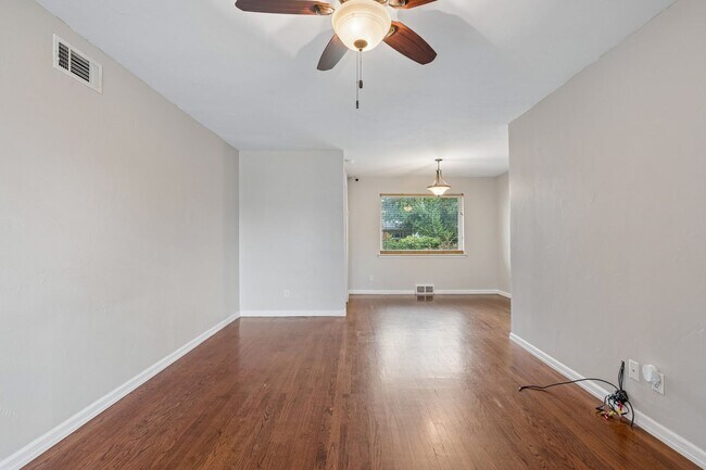 Building Photo - Charming 3-Bed Home with Spacious Backyard & Prime OKC Location