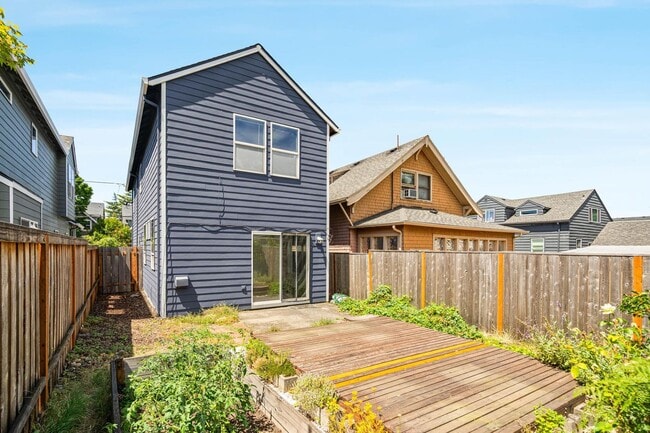 Building Photo - Charming 3-bdrm/2-bath Slender Home in Roseway. Fenced backyard, 1-car garage