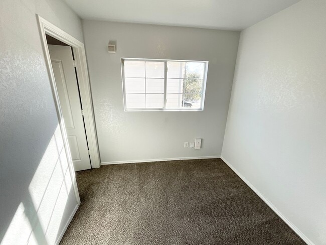 Building Photo - Outstanding 3 bedroom/2.5 bath home in established neighborhood just minutes from Lackland AFB an...