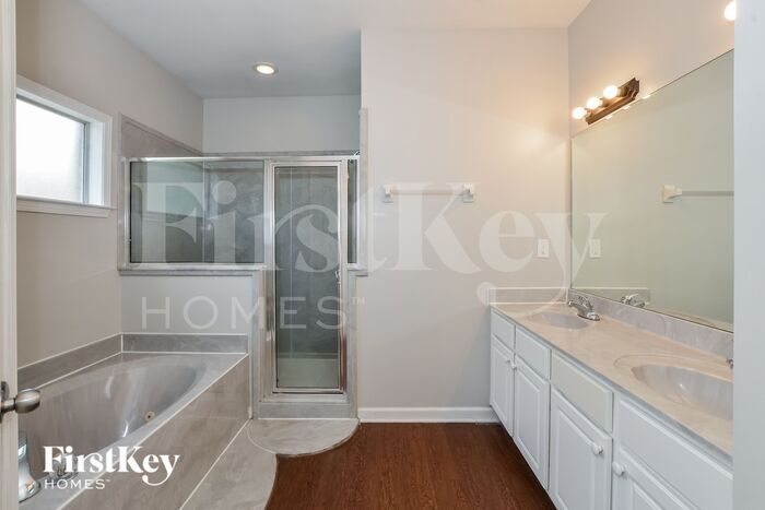 Building Photo - 995 Nesting Wood Cir W
