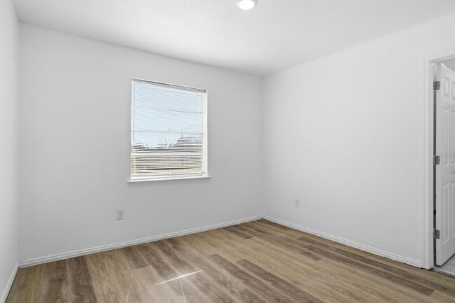 Building Photo - 3822 W Calgary Ct