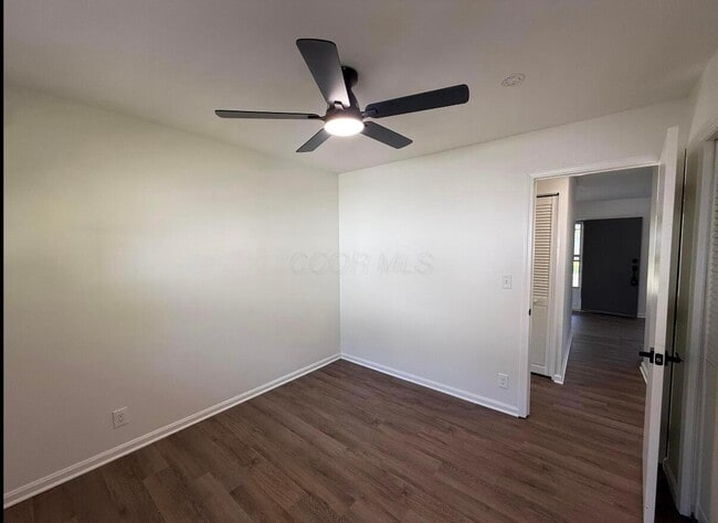 Building Photo - 100 Valley View Dr