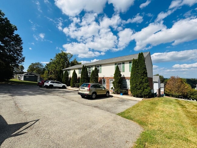 Building Photo - 2 Bedroom, 1.5 Bath Townhouse