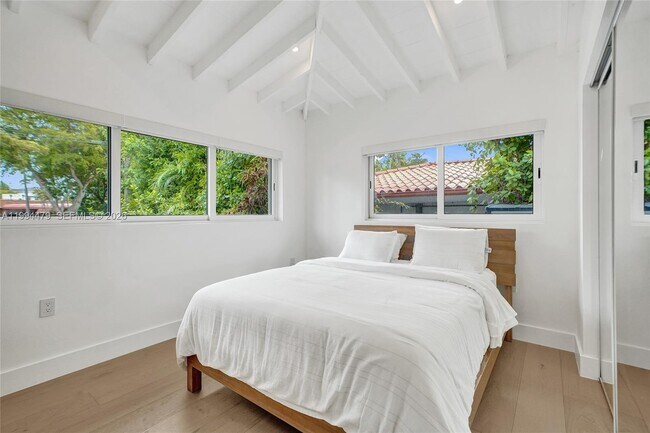 Building Photo - 12478 N Bayshore Dr