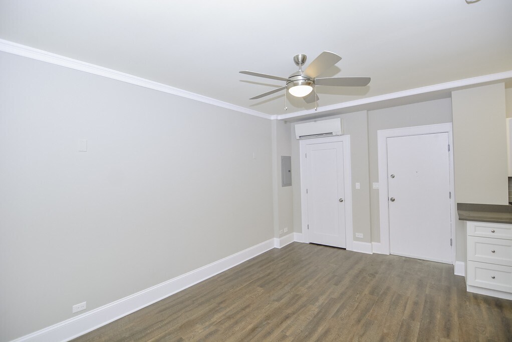 Building Photo - 817 W Lakeside Pl
