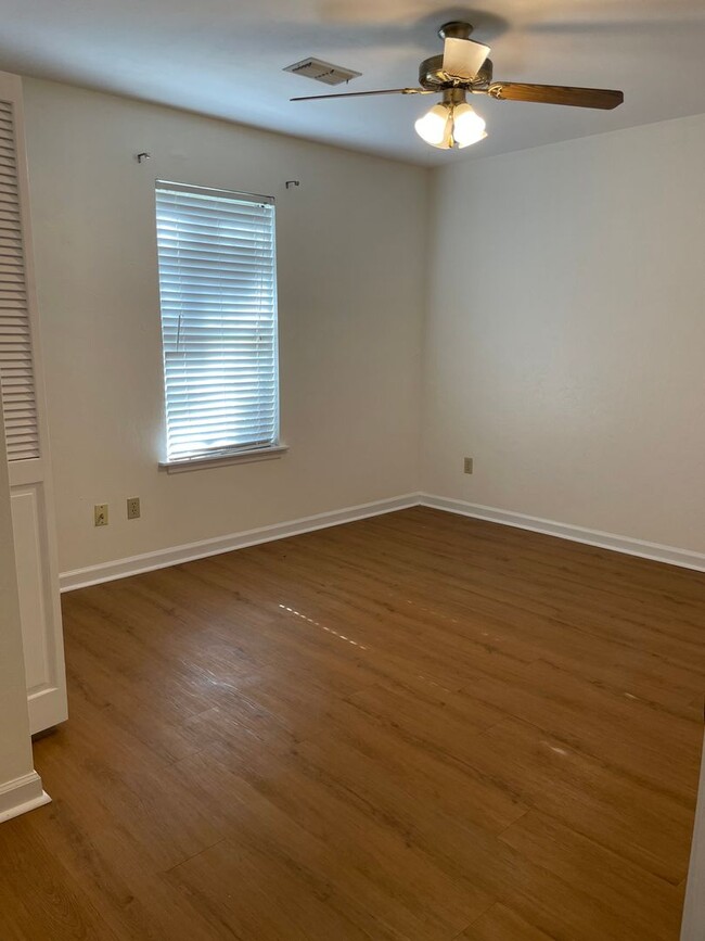 Building Photo - Tallahassee Duplex Move In Ready!