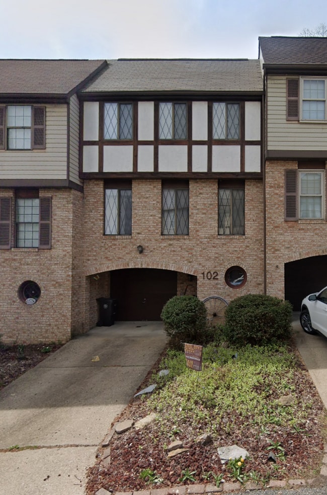 Building Photo - *Spacious & Conveniently Located 3BD/2.5BA Townhouse Available in Bethel Park*