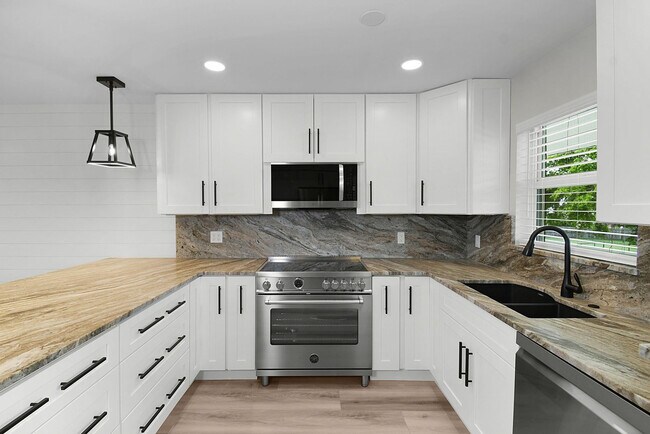 Building Photo - 200 N El Mar Dr