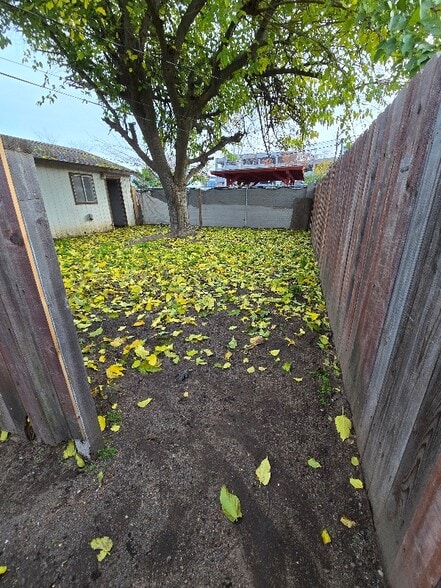 Building Photo - 1608 E Yale Ave