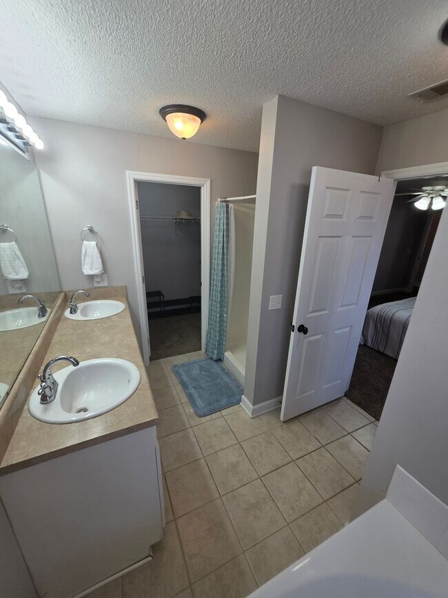 Building Photo - Available April! Non-Furnished Unit!