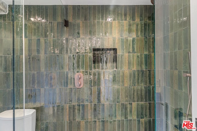 Building Photo - 7135 Hollywood Blvd