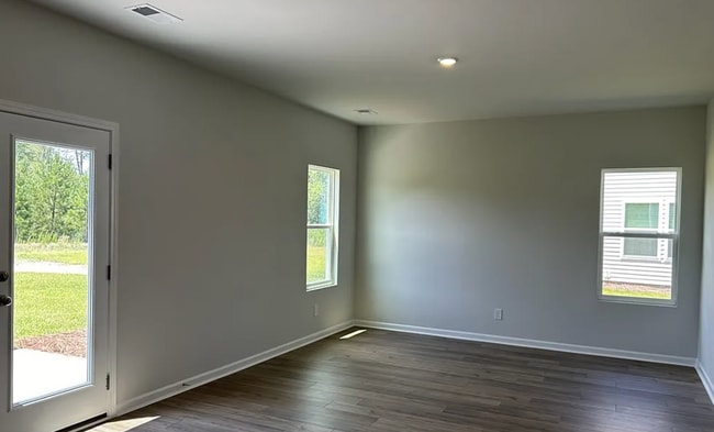 Building Photo - 131 Freesia Dr