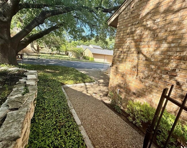 Building Photo - 7211 Lakewood Dr