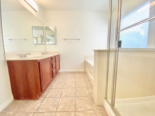 Building Photo - GORGEOUS 3 BEDROOM / 2 FULL BATH SINGLE FAMILY HOME , WITH 2 CAR GARAGE