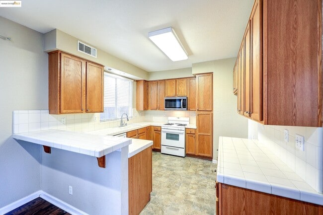 Building Photo - 220 Whispering Oaks Ct