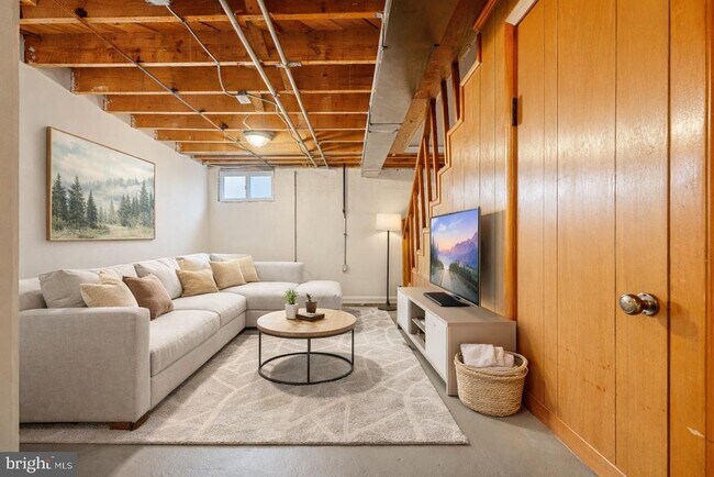 Building Photo - 6905 Bank St