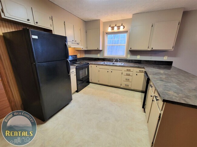 Building Photo - 387 Sugarloaf Rd