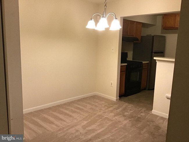 Building Photo - 8961 Town Center Cir