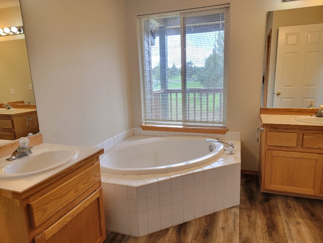 Building Photo - 1085 Golden Pheasant Dr