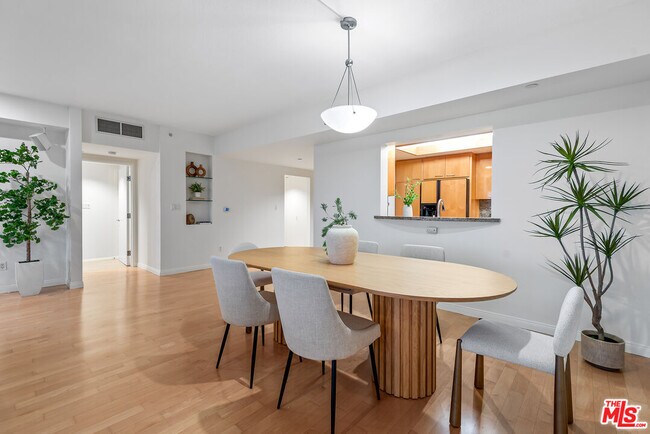 Building Photo - 13600 Marina Pointe Dr
