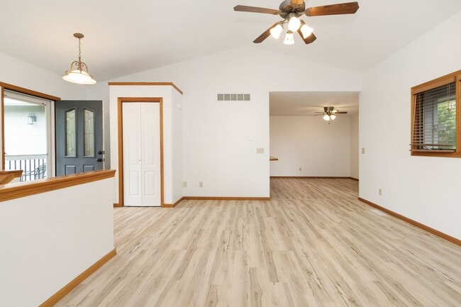 Building Photo - Large Family home For rent!