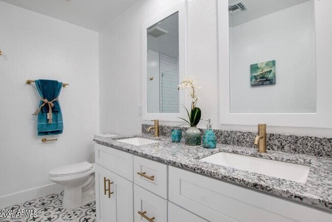 Building Photo - 5707 S 12th Ln