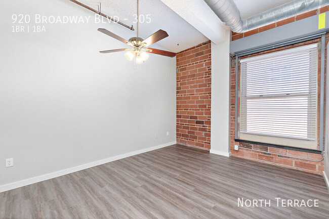 Building Photo - ? Trendy 1BR Loft in the Heart of Downtown...