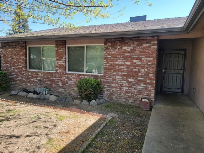 Building Photo - Beautiful 3 Bedroom 2 Bathroom Home in SW Visalia!