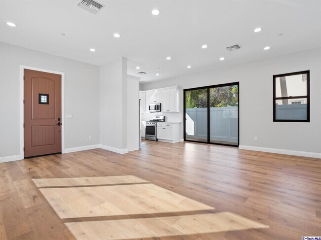 Building Photo - 214 N Orchard Dr