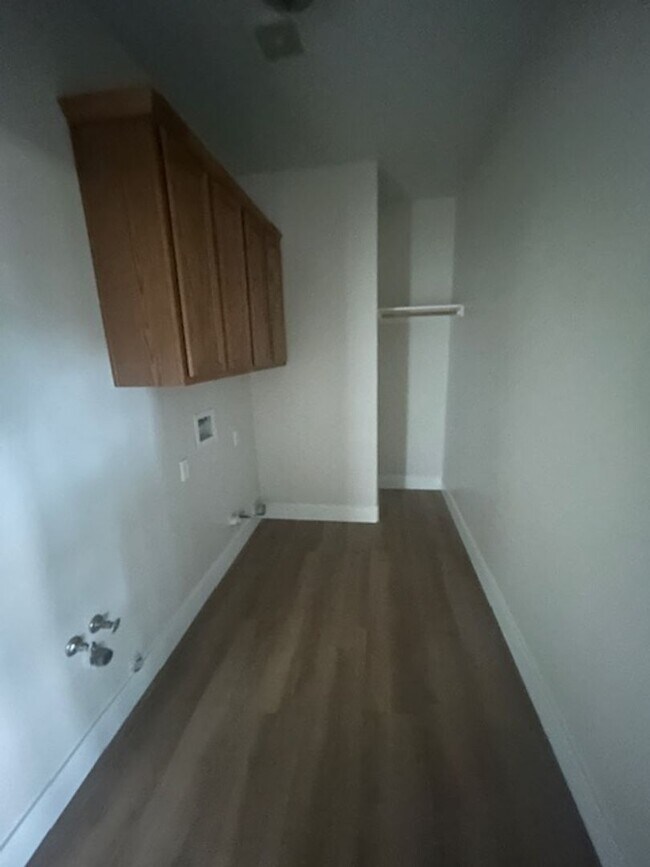 Building Photo - 4 Bedroom 2 Bathroom in SE Visalia with Po...