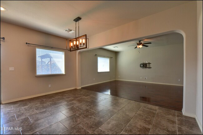 Building Photo - 7528 Wolf Creek Dr