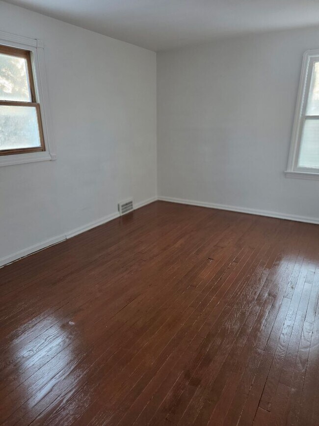 Building Photo - 3 Bedroom Updated Single Family Home