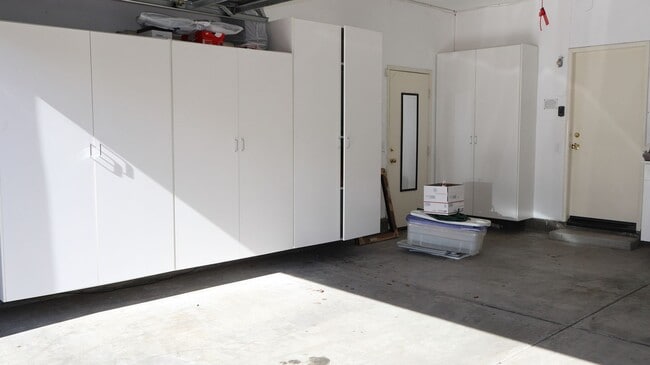 Building Photo - 3 bedrooms 2.5 baths  house in Eastlake- Chula Vista