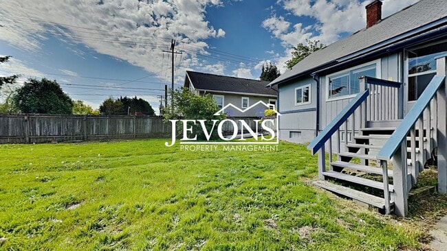 Building Photo - Charming 5-bedroom home near shopping, parks, and University of Puget Sound - Minutes from Cheney...