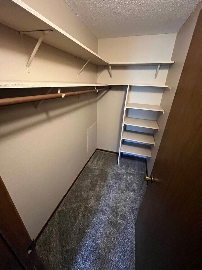 Building Photo - Wonderful 2BR in Peaceful Location 30 minu...