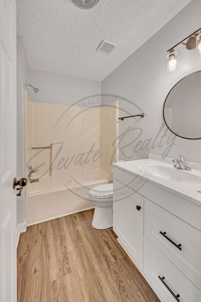 Building Photo - Spring Special (1/2 OFF 1st Month Rent): First Floor One Bedroom Updated Apartment with Laundry H...