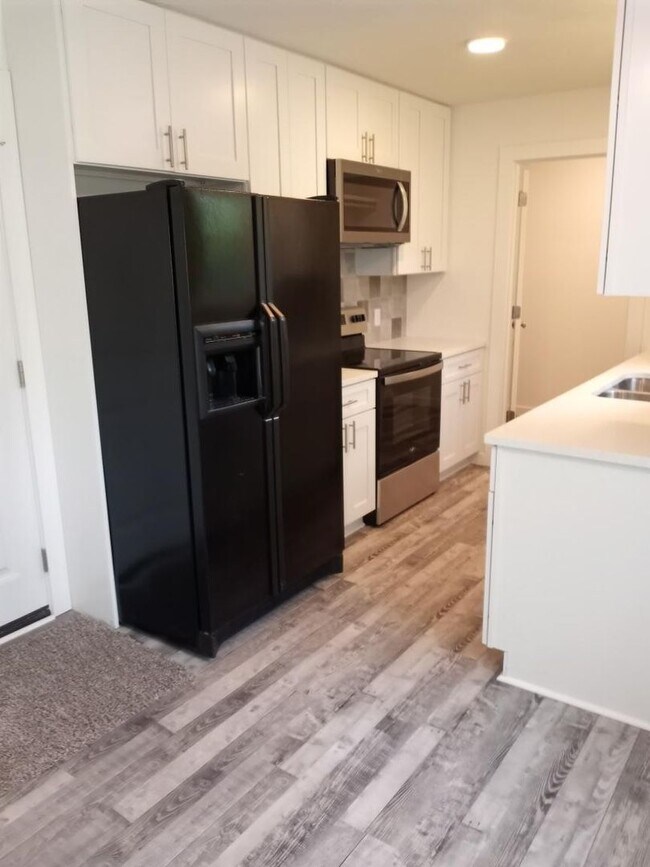 Building Photo - Fully Remodeled 3 Bed / 2 Bath Home with 2-Car Garage