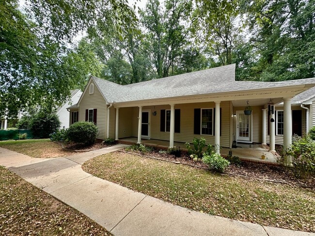 Building Photo - Charming 3 Bedroom Home - Fenced In Back Yard